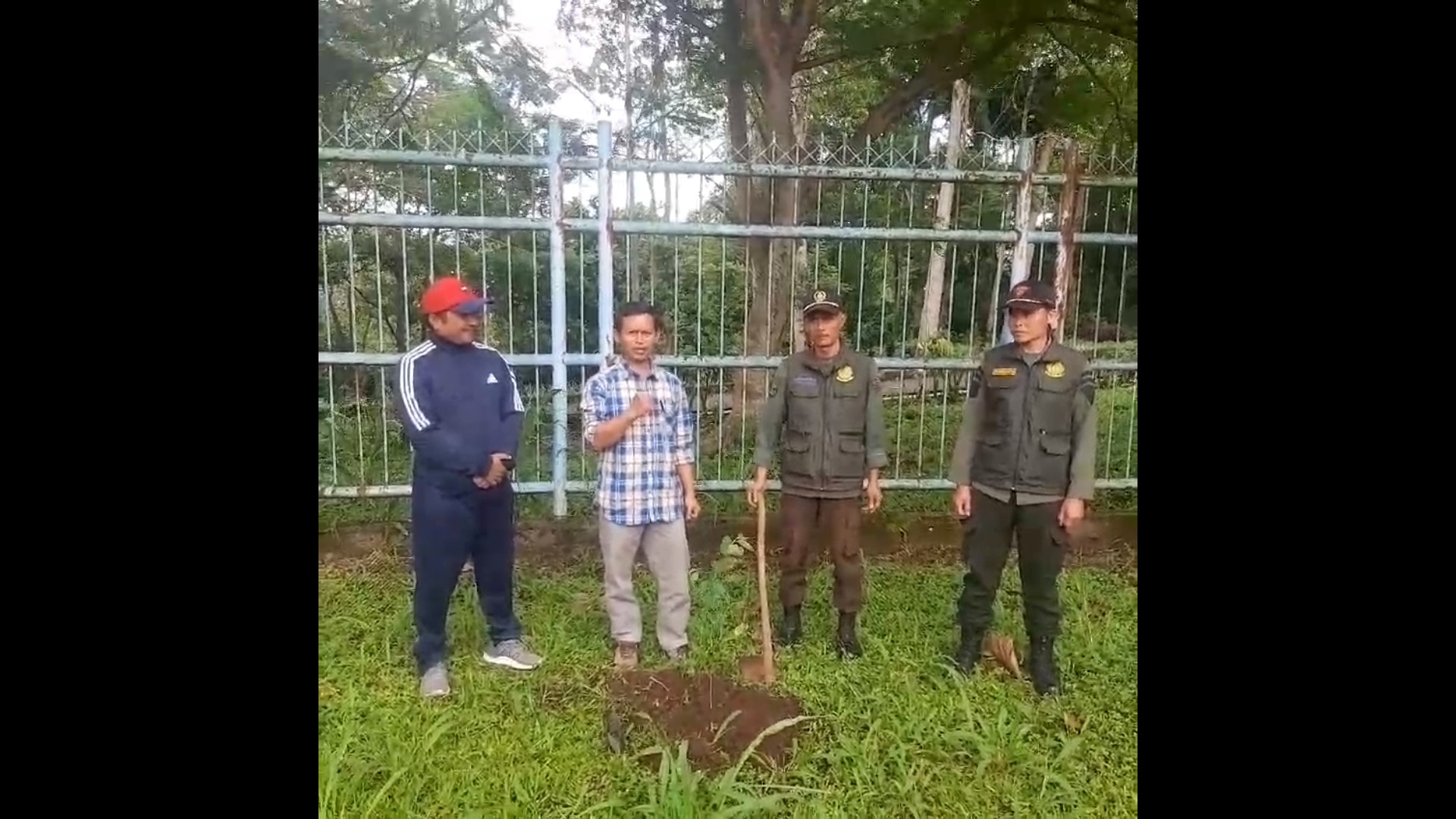 Nyaah Ka Bandung 1.000 bibit  Pohon Sumbangan Dinas Kehutanan Propisi Jawa Barat Ke UPT Pusat Olahraga Universitas Pendidikan Indonesia.